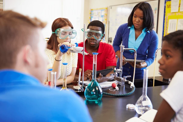 https://icitoyennes.org/site/wp-content/uploads/2024/09/pupils-carrying-out-experiment-science-600nw-199091375.webp
