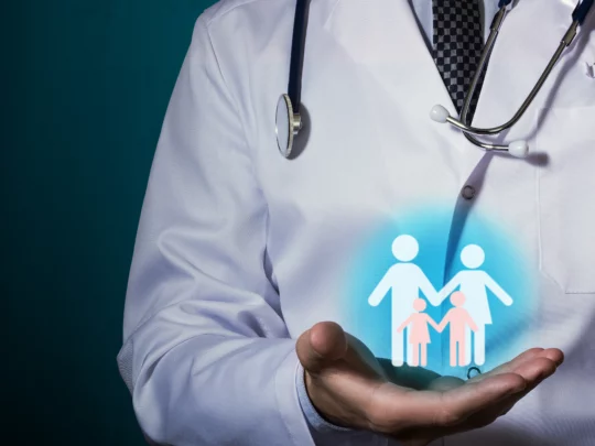 https://icitoyennes.org/site/wp-content/uploads/2024/10/medecin-famille-protectrice-540x405.webp